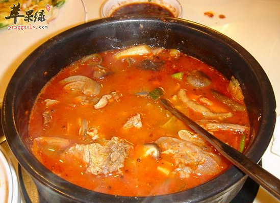 男性喝狗肉汤温肾壮阳驱寒保暖