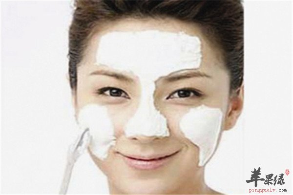 晚上睡前敷脸,翌晨用清水洗去即可. 功效:茯苓能化解一切黑斑瘢痕,与