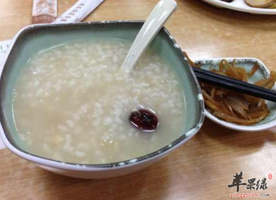 中老年人喝枇杷叶粥清热润肺