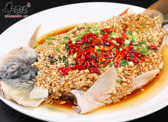 如何制作滋味鲜美的蒜爆鱼