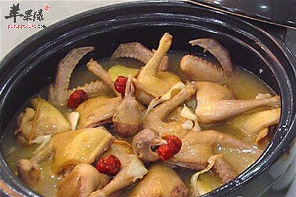 绿 养生食谱主要食材鸽肉,人参, 红枣, 姜,盐, 味精 人参煲乳鸽的做法