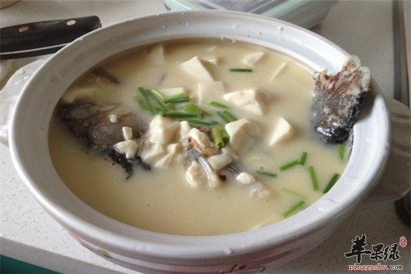 苹果绿 养生食谱豆腐鳙鱼汤的做法 1鱼头去鳃,剖开,用盐腌渍2小时