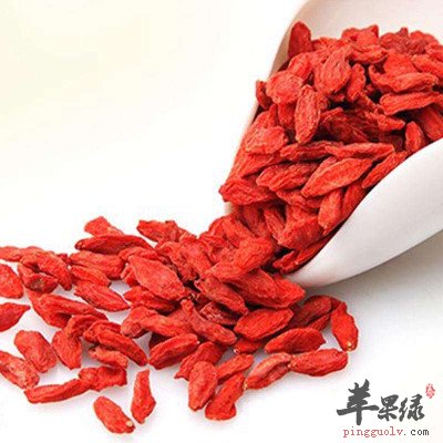 通过仔细观看可以挑选好的枸杞