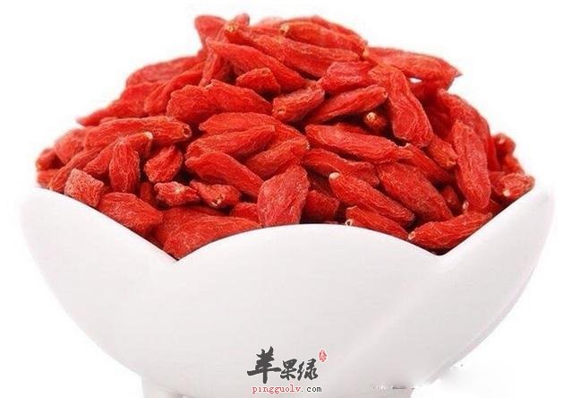 通过仔细观看可以挑选好的枸杞