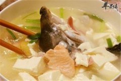 豆腐三文鱼汤——清热润燥健脑益智