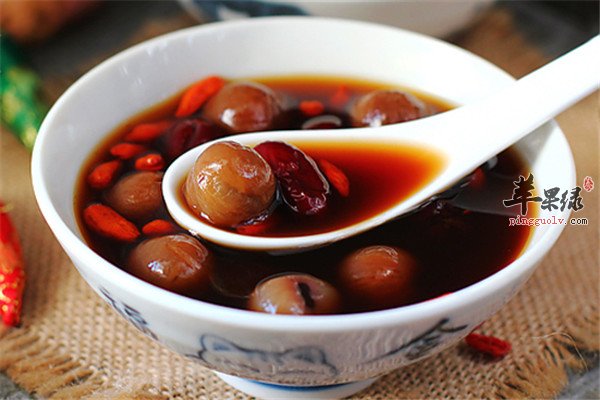 苹果绿 保健常识用 红枣煎水或煮红枣粥服用,早晚空腹食用.