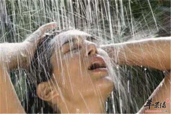 夏季洗冷水澡对女性的危害