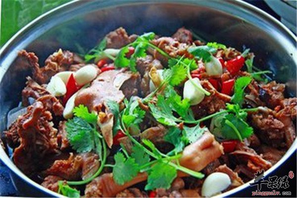 肉食的种类是有很多的,大家要懂得合理的搭配食物,食物多样化,这样的话才能让身体保持一个健康的状态,减少营养缺乏的情况哦。鹅肉有营养吗,有什么样的营养价值呢,鹅肉是比较常见的一种肉食种类,我们下面就来了解关于鹅肉的一些内容。1、蛋白质丰富。在鹅肉里面的蛋白质含量非常高,同时还富含人体所需的多种氨基酸以及多种维生素、微量元素,但是鹅肉的脂肪含量很低,不用担心吃鹅肉会发胖。2、不饱和脂肪酸含量高。鹅肉的营养丰富,脂肪含量比鸡肉的稍微高一点,但是总的来说还是比较低的,另外,鹅肉对人体健康十分哟好处。因为就蛋白质而言,就比其他肉类高出许多。鹅肉含有的不饱和脂肪酸比较高,这样的物质对于人体来说是有益的,可以促进消化和吸收,而且还不会发胖。3、鹅肉适合身体虚弱、气血不足、营养不良的人食用。在冬天进补多吃鹅肉效果也很好。4、鹅肉可以补虚益气、暖胃生津,如果食欲不振的话还可以尝试多吃鹅肉,喝鹅汤。5、鹅肉对治疗肺气肿、感冒以及急慢性气管炎、慢性肾炎、老年浮肿以及补充老年糖尿病患的营养有很好的功效。另外由于鹅肉的营养价值很高,因此高血压、高血脂这类的病人最好也是忌食鹅肉。鹅肉可以有降压降脂的作用,所以适合三高人群食用,而且还可以提高体质,预防疾病。鹅肉有什么营养呢,上面的这些内容就给大家介绍了相关的一些问题了,鹅肉的好处有很多,可以有保健的作用和效果,当然适合的人群也有很多,适合三高人群食用,可以降压降脂降糖,同时也可以提高体质,对于补虚劳有好处,赶紧试试这样的食物吧。