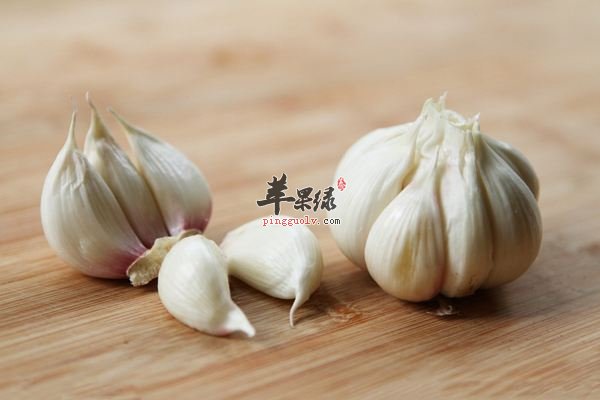 肾虚的问题是现在不少男性会存在的情况，这样的问题出现会导致我们的健康受到影响，所以大家在这时候就需要注意方法来缓解不适才行，那么男性朋友们可以吃哪些食物来解决肾阴虚问题，这是大家不清楚的问题，一起看看吃什么比较好。海鲜海鲜是非常不错的食物，吃起来的味道非常鲜美，而且海鲜的养生效果同样不错，我们吃海鲜可以增强性能力，这是由于海鲜中的锌元素含量极高的原因，我们都知道在男性的精液里含有大量的锌元素，如果男性的体内锌不足，那么在这时候就会影响精子的数量与质量。而且海鲜类中的蚝、虾、蟹的锌含量很丰富，因此能够起到不错的补肾效果。大蒜大蒜同样是非常好的补肾食物，我们完全能够通过吃大蒜来促进肾脏以及性功能健康，我们都知道大蒜具有强烈的杀菌力，能消灭侵入体内的病菌，可以很好的提高我们身体的免疫力。而且大蒜能促进维生素B1的吸收，促进糖类的新陈代谢以产生能源，并消除疲劳。同时大蒜中所含的硒化铅具有抗氧化作用，因此被视为防癌的食物。男性多食大蒜可改善体质并强身，所以在平时就要经常的吃些大蒜才行。高维生素C食物对于男性朋友们来说，随着年龄的增长，这时候精子的质与量都在走下坡路，不过维生素C就能让老化的精子再度充满活力，因此我们完全能够通过吃维生素C的食物来保护肾脏健康。高维生素C的食物有奇异果、橘子、青花椰菜、芦笋等。维生素C可以协助肾上腺皮质素的分泌，可以对抗压力，对肾阴虚问题很不错。肾阴虚的问题是现在很多男性都会存在的情况，在这时候就要注意方法缓解不适才行，这时候推荐饮食来缓解不适问题很有帮助，上面推荐的几类食物都不错，可以起到缓解不适的作用，补肾的效果非常不错，很推荐大家通过这样的方法补肾。