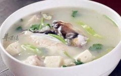 丝瓜口蘑鱼头汤的营养价值_丝瓜口蘑鱼头汤的功效作用_做法大全_烹饪技巧