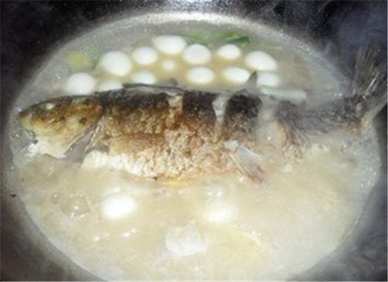 鹌鹑蛋炖鲫鱼--健脾和胃提振食欲