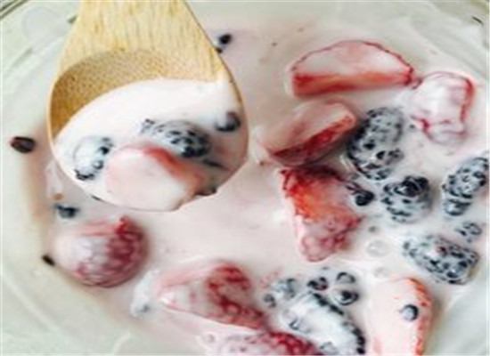 草莓桑葚酸奶汁--清热润燥生津润肠
