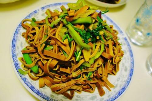 豆腐皮炒香菜——预防骨质疏松开胃