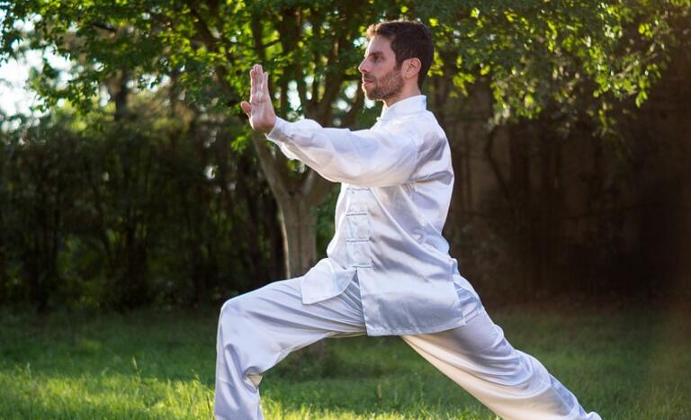 太极拳的好处和坏处 如何正确练习太极拳 打太极拳能减肥吗 注意事项 苹果绿