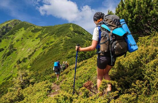 爬山的好处和坏处_爬山的技巧_爬山腿疼怎么缓解_哪些人不适合_苹果绿