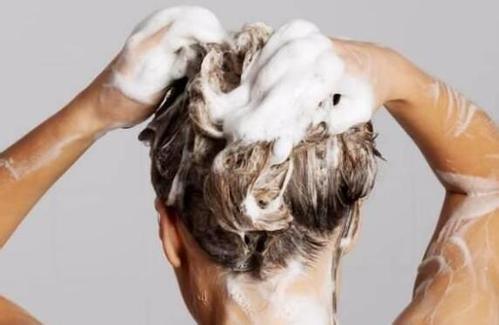 用醋洗头要小心这些危害