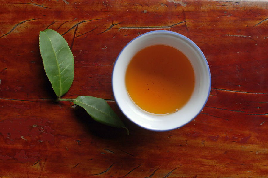 初夏适量吃苦味食物 多喝热茶多运动