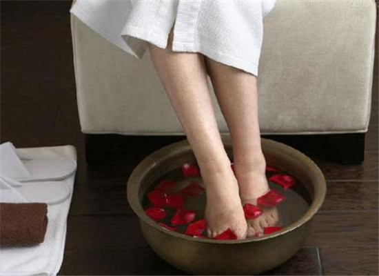 泡脚的方法 热水泡脚和红花泡脚