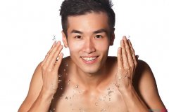 毛孔粗大让人烦恼 男