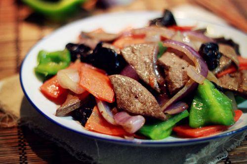 猪肝炒洋葱——排毒消食养血补血