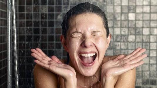 夏季洗冷水澡存在危害 小心导致疾病