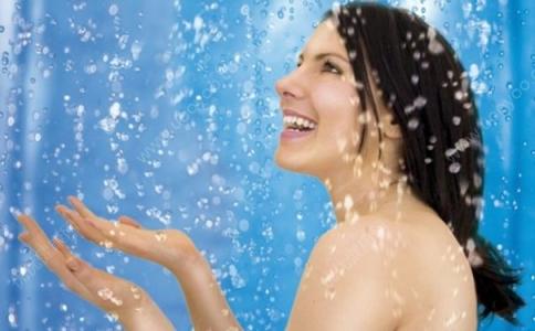 夏季洗冷水澡存在危害 小心导致疾病