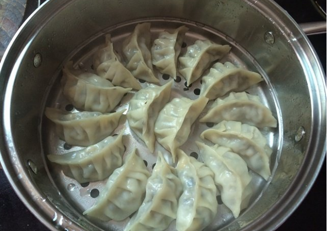 蒸饺的做法_蒸饺子多长时间_吃蒸饺会胖吗_面怎么和_有什么好处_包法