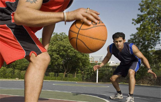 新手打篮球的技巧有哪些