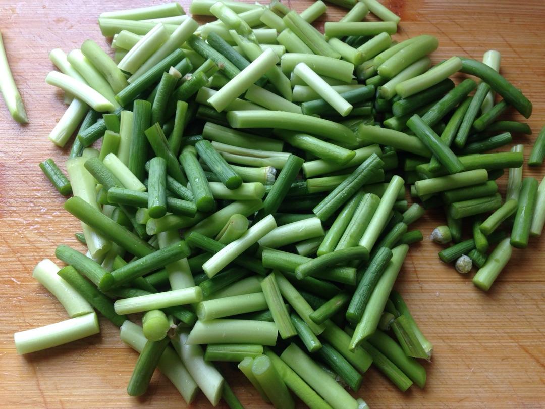 爱吃蒜苔的人，“绿头”和“红头” 要分清楚，不懂就买会吃大亏_肠胃_口感_蔬菜