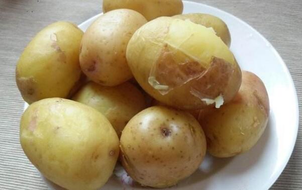 苹果绿 养生食谱马铃薯也就是我们常吃的 土豆了,这样的蔬菜吃起来的