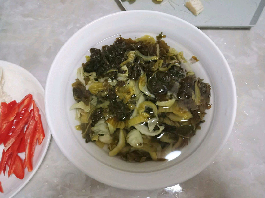 酸菜长白膜还能吃吗