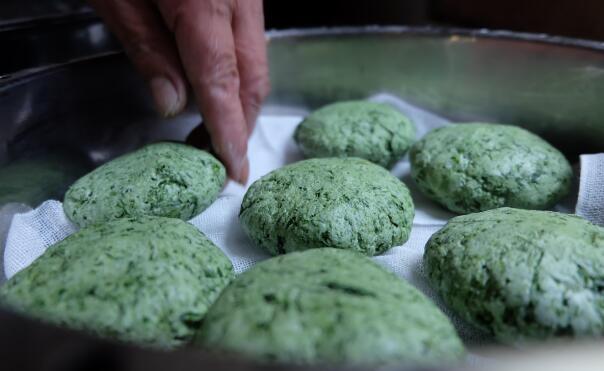 蘋果綠 養生食譜製作蒿子粑粑需要準備一些糯 米粉,一些蒿子,適量白糖