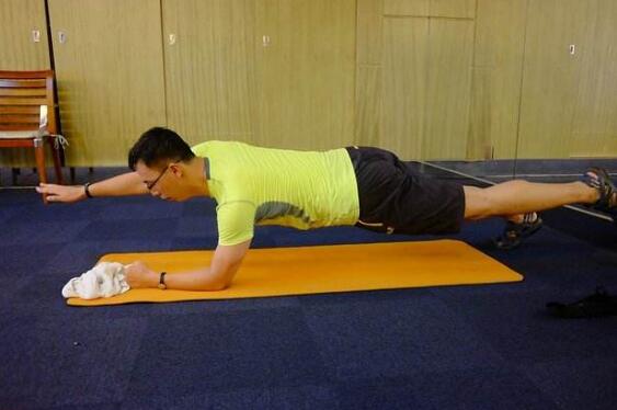 平板支撑的正确姿势