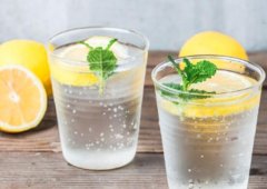 柠檬水怎么做_柠檬水怎么喝减肥