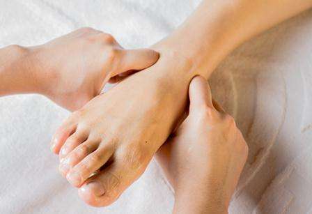 的病变的情况导致自身的上肢出现了麻木或者是腿部出现了明显的发麻的