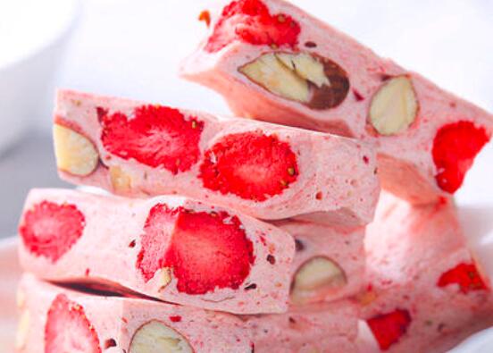草莓味牛轧糖怎么做
