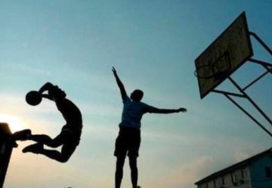 打篮球对治疗驼背有帮助吗
